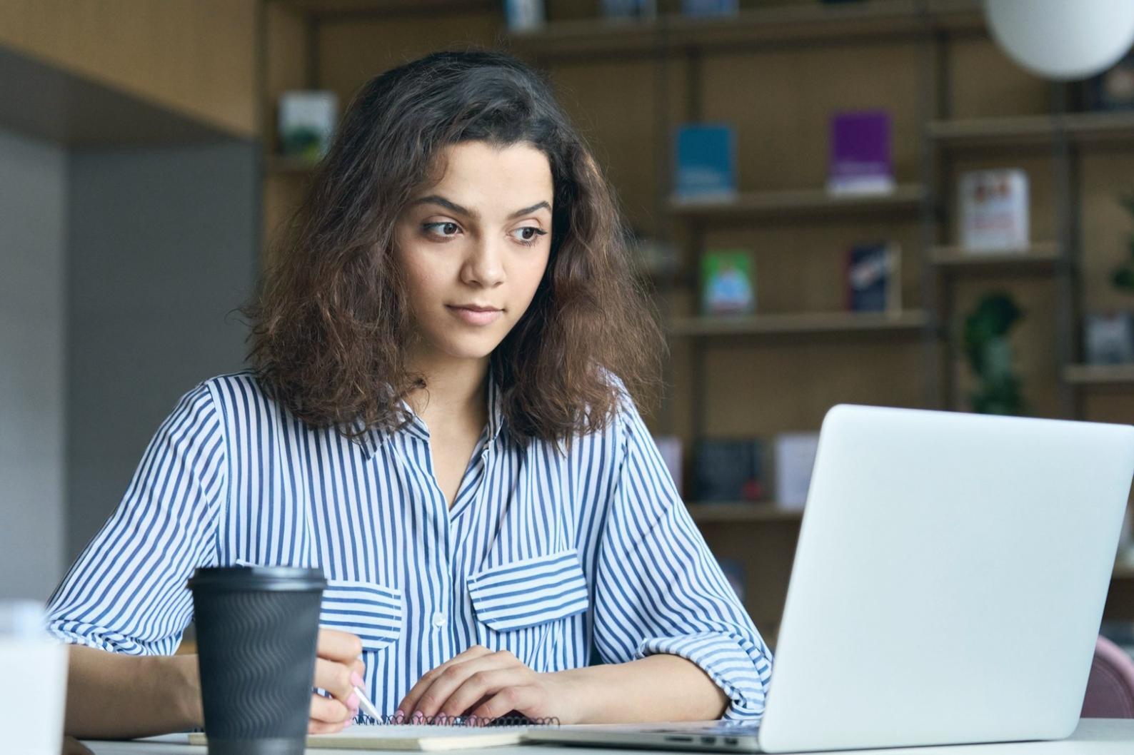 Teilnehmer während einer Workshop-Sitzung im Dynolivario-Lernraum